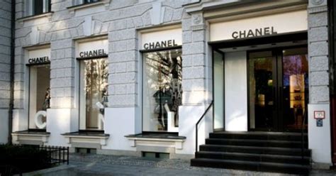 assalto chanel|Assalto à boutique Chanel na Avenue Montaigne em Paris.